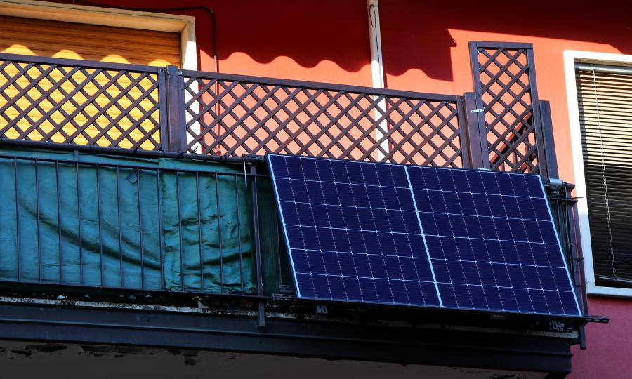 Balkon mit einem Balkonkraftwerk