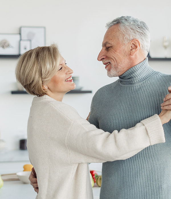 Älteres Ehepaar tanzt im Wohnzimmer